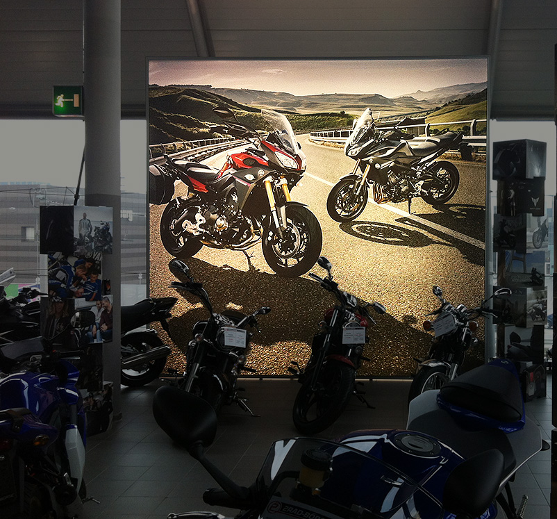 Großformatiger Spanntuch-Leuchtkasten in einem Yamaha Schauraum